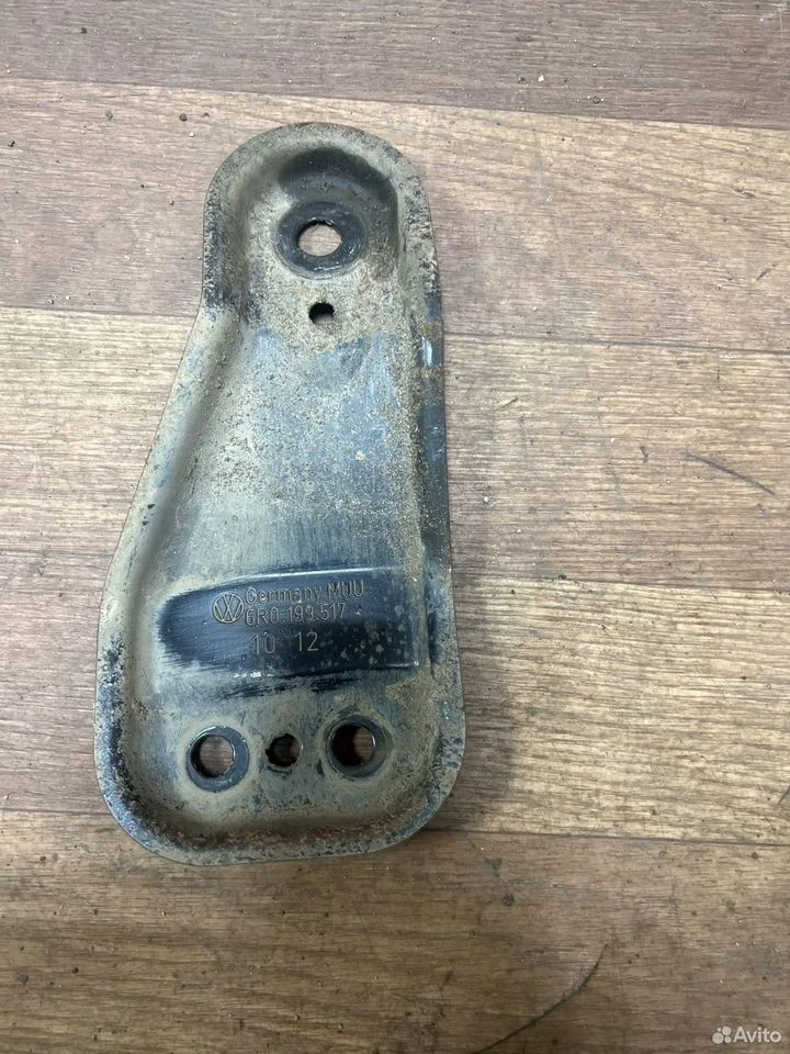 Кронштейн переднего подрамника левый vag