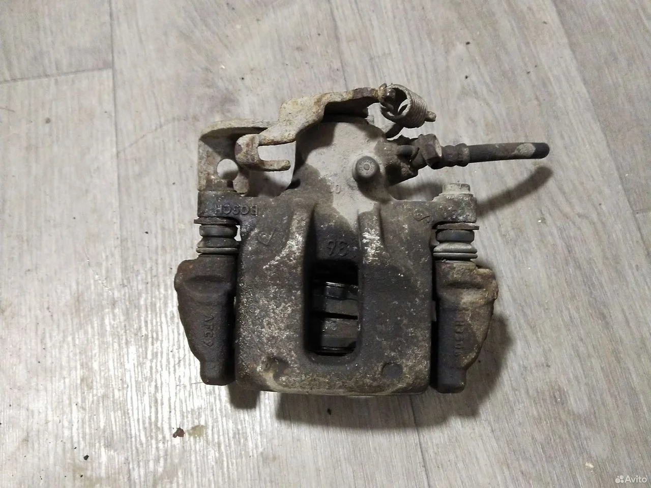 Суппорт тормозной задний правый toyota auris 1zr