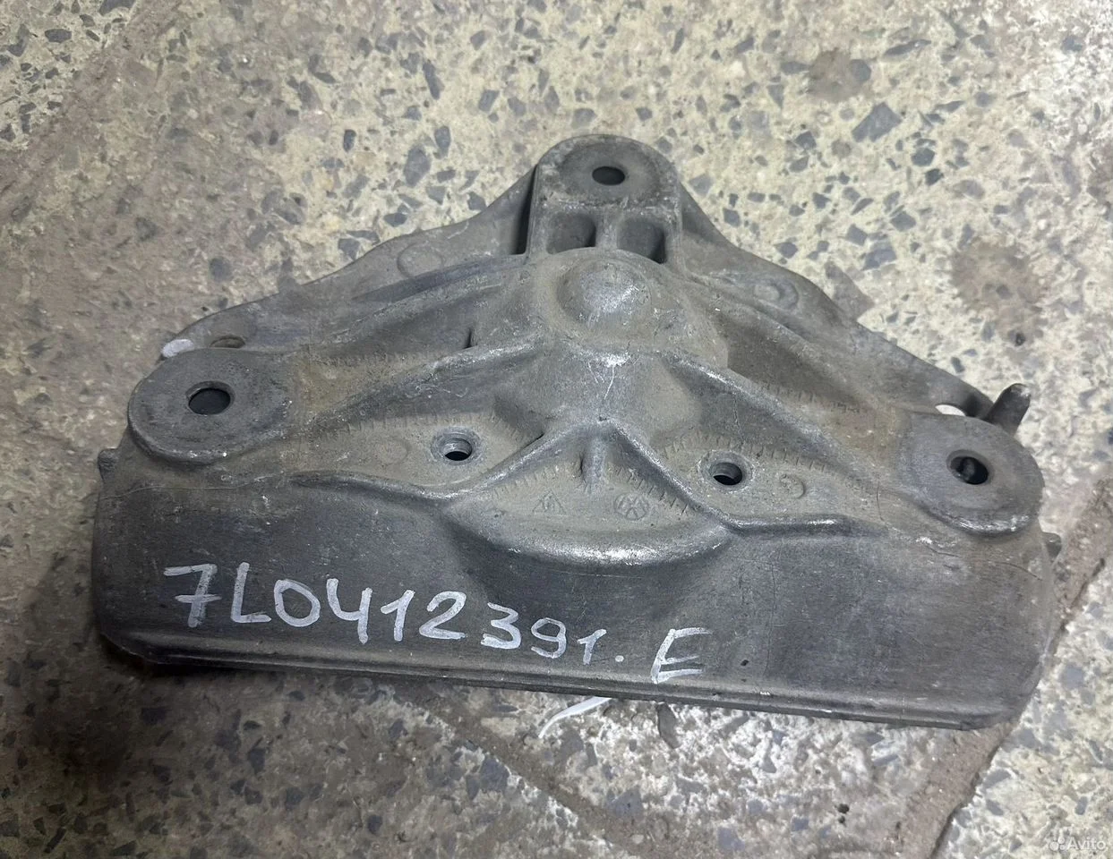 Опорный кронштейн передней стойки 7l0412391e vag