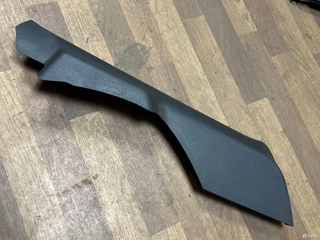 Накладка задней стойки нижняя правая polo vag