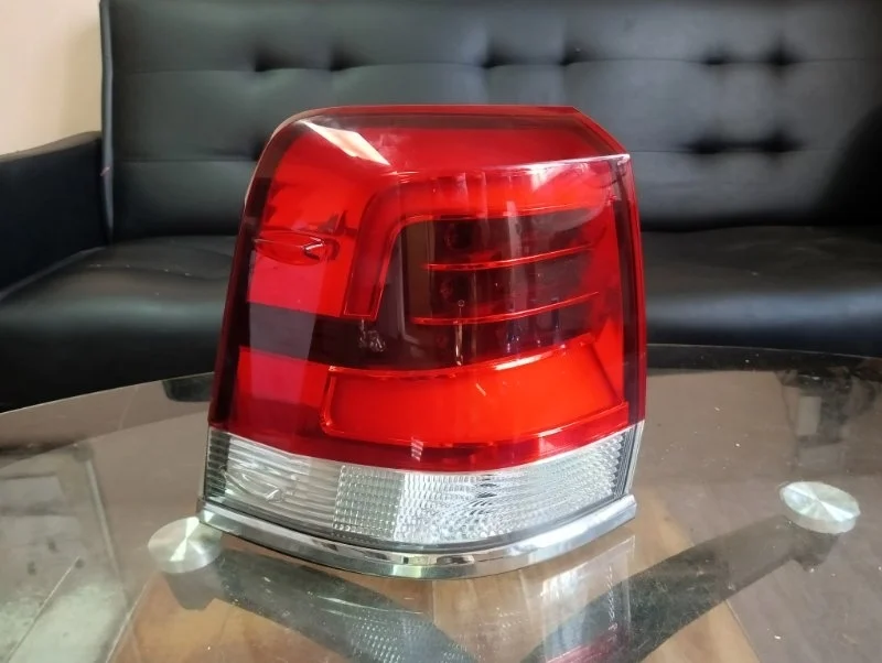 Фонарь Toyota Land Cruiser 2015-2021 200