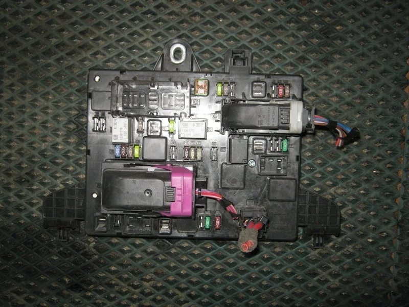 Блок предохранителей Opel Astra J GTC