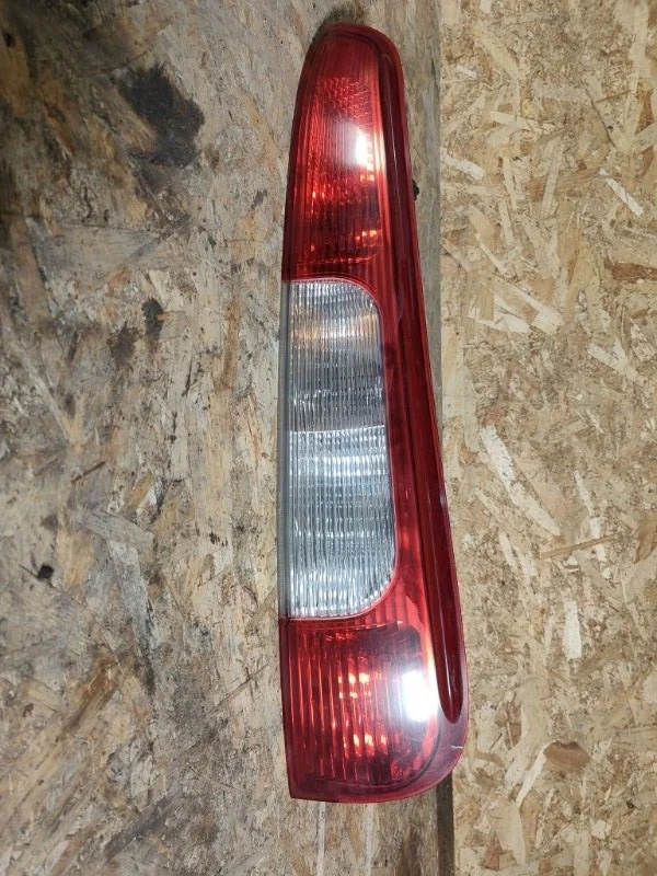 Фонарь внешний задний правый Ford C-Max 2.0 2006