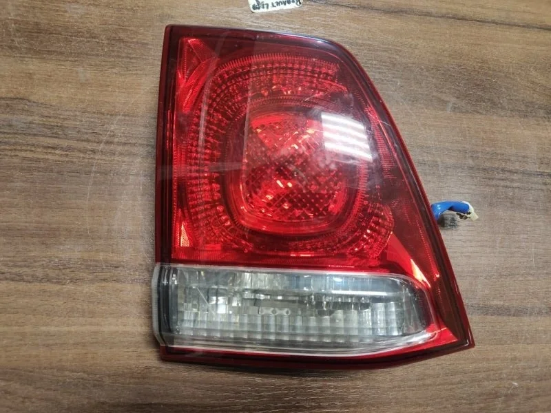 Фонарь внутренний задний левый Toyota Land Cruiser
