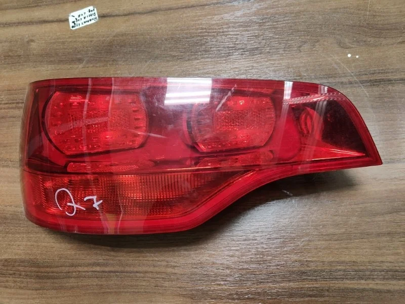 Фонарь внешний задний левый Audi Q7 4L