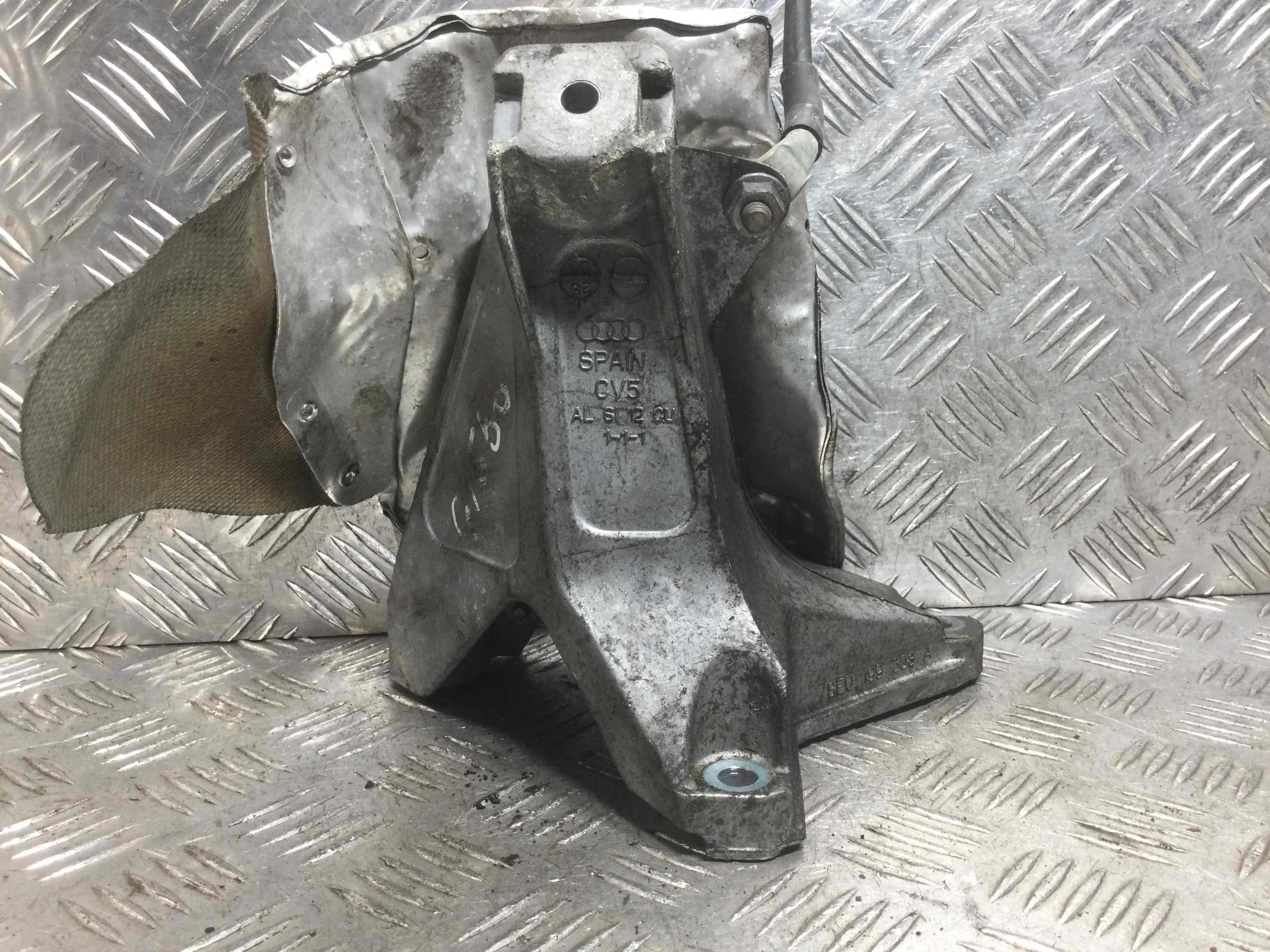 Кронштейн двигателя Audi A4 B6 (2000-2005) бензин 2.0 i Механика Седан