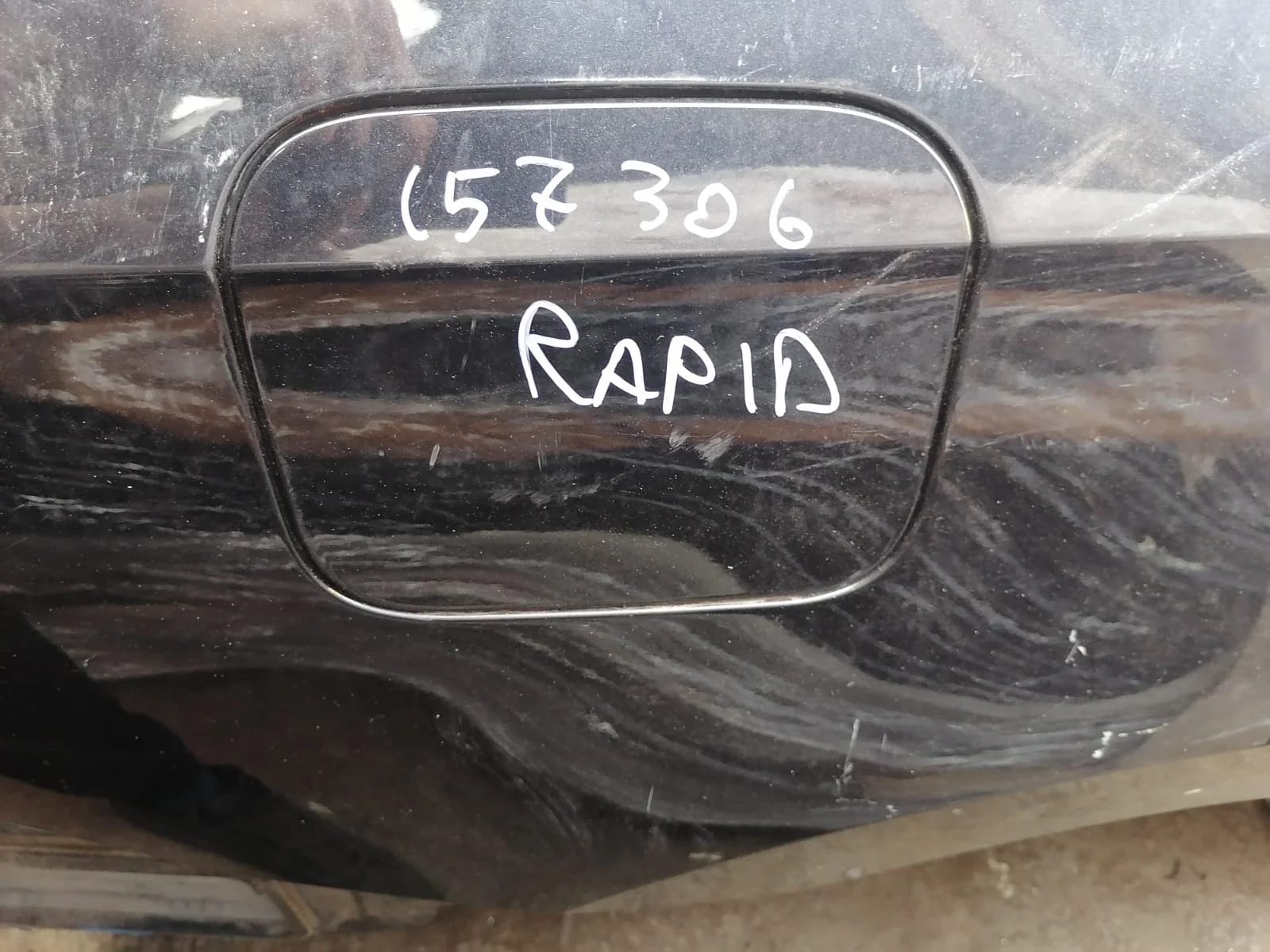 Лючок топливного бака бензобака SKODA RAPID 2013- чёрный б/у RAPID(2013-