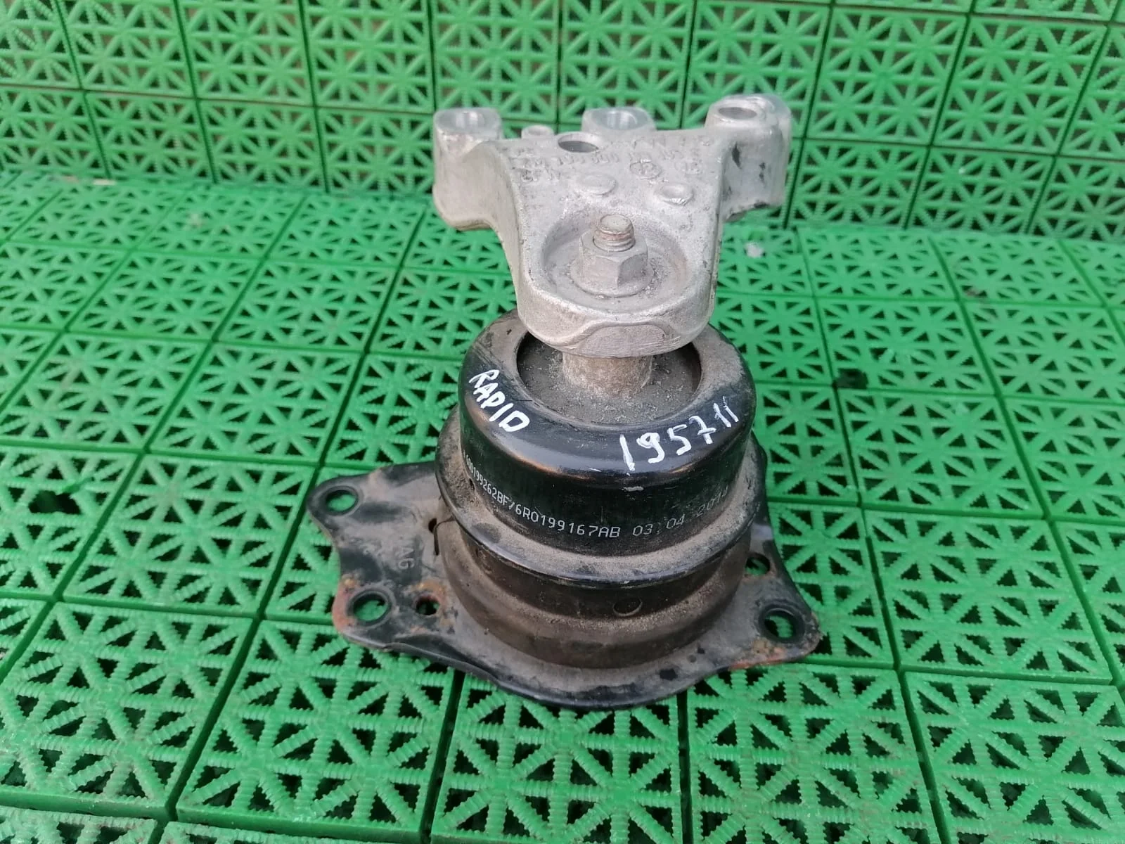 Подушка, опора двигателя AUDI A1, SKODA FABIA 1/2, RAPID, VOLKSWAGEN POLO 2010- правая б/у A1(2011-2014);FABIA 2(2007-2015);RAPID(2013-;POLO(2010-