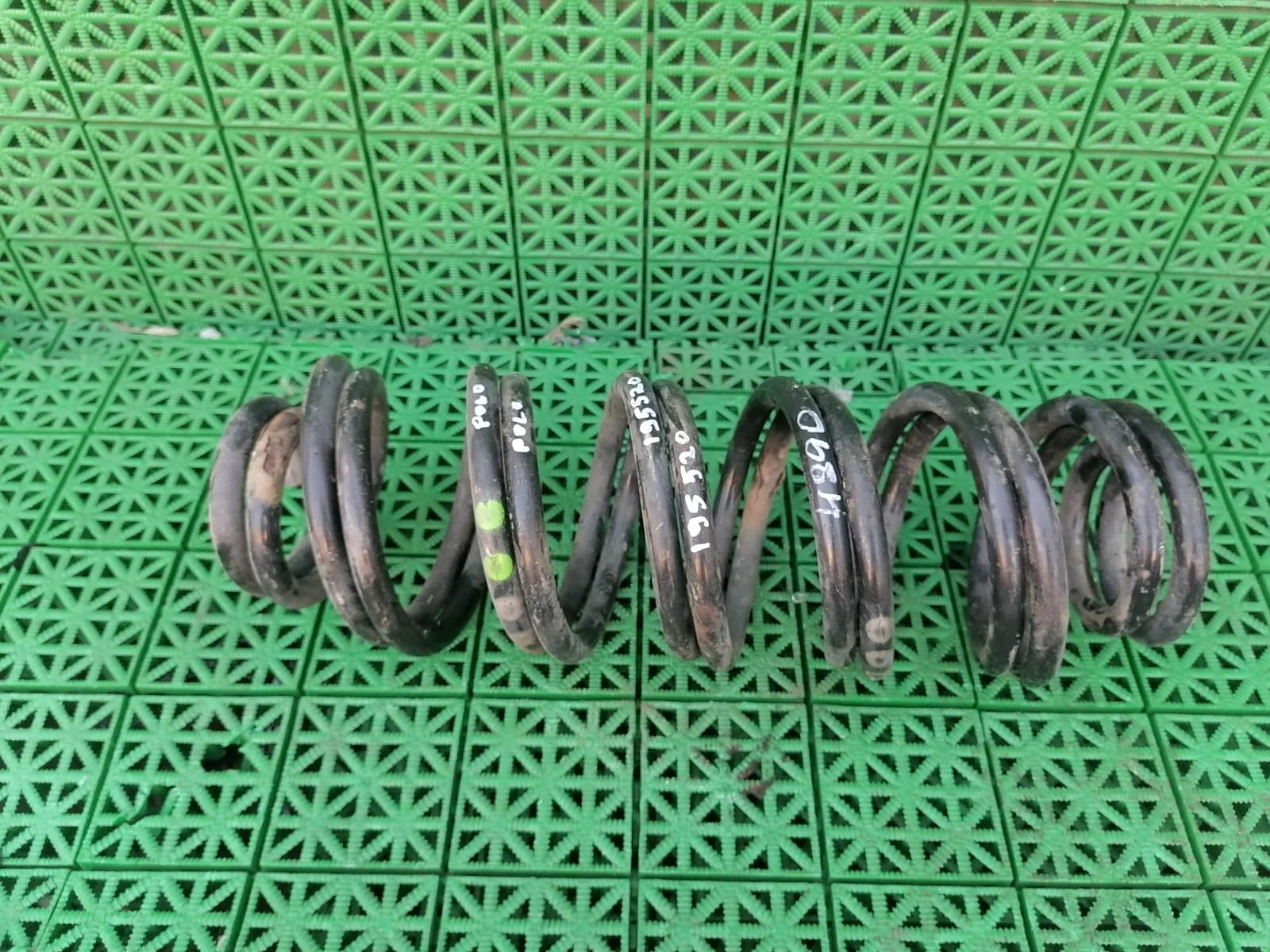 Пружина подвески AUDI A3, SKODA OCTAVIA 1U, RAPID, VOLKSWAGEN GOLF 4, BORA, POLO 1997- задняя б/у A3(1997-2003);OCTAVIA 1U(1997-2009);GOLF 4(1998-2004);BORA(1999-2004);POLO(2010-