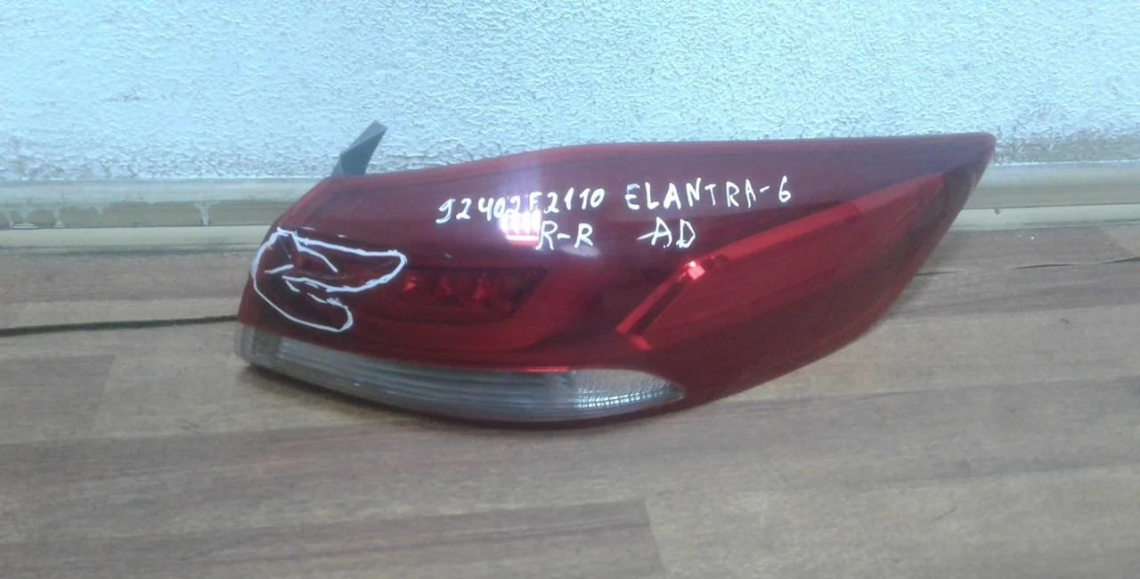 Фонарь правый Hyundai Elantra 6 AD oem 92402f2110 (скол стекла)