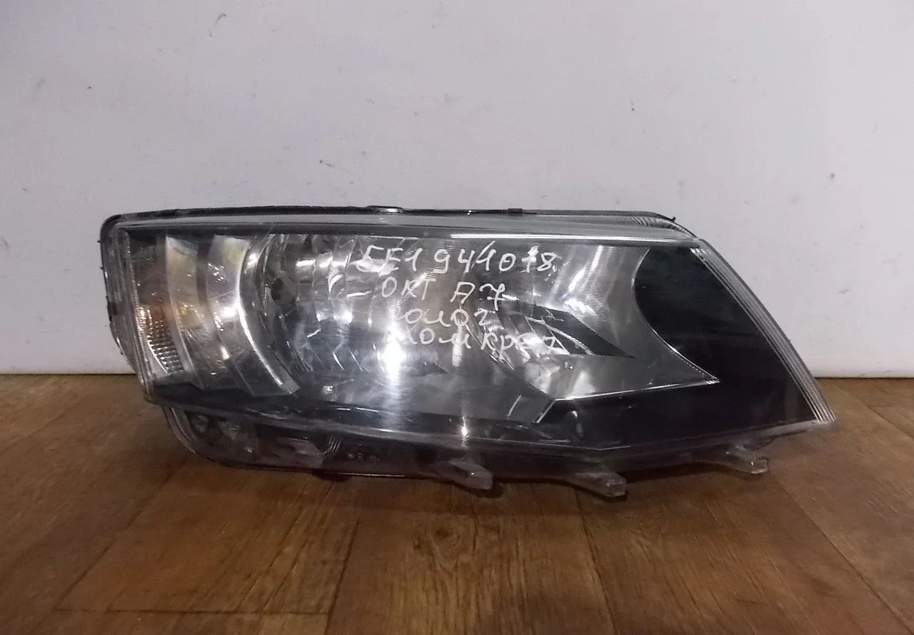 Фара галоген правая бу Skoda Octavia A7 OEM 5E1941018