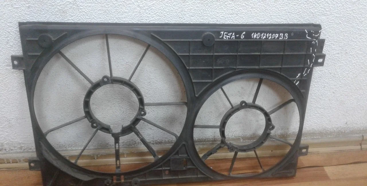 Диффузор вентилятора охлаждения Volkswagen Jetta 6 oem 1k0121207bb (трещина)