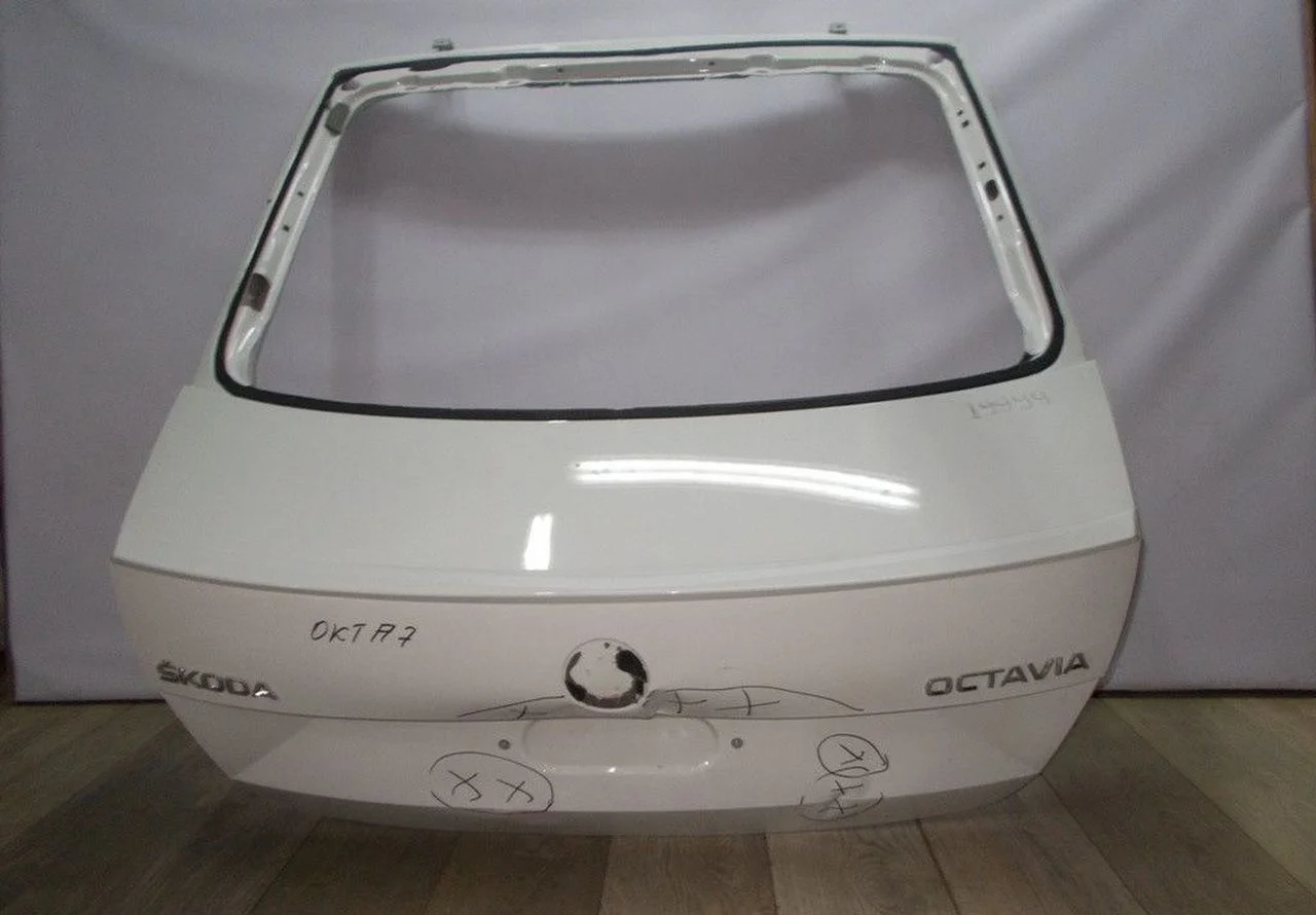 Крышка багажника бу Skoda Octavia A7 OEM 5E5827023B