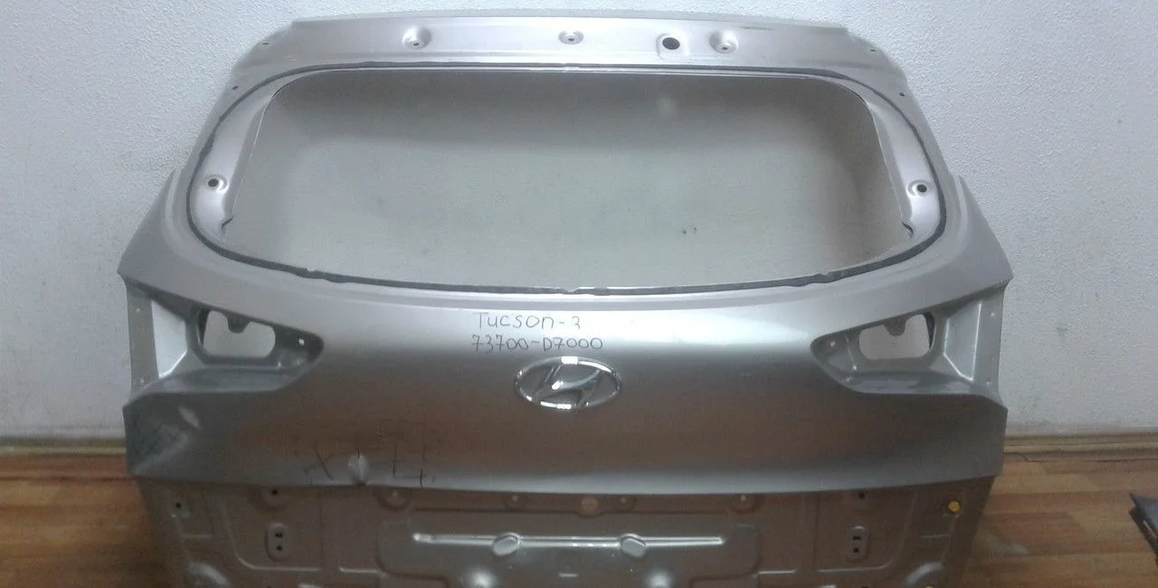 Крышка багажника Hyundai Tucson 3 oem 73700D7000 (вмятина) (скл-3)