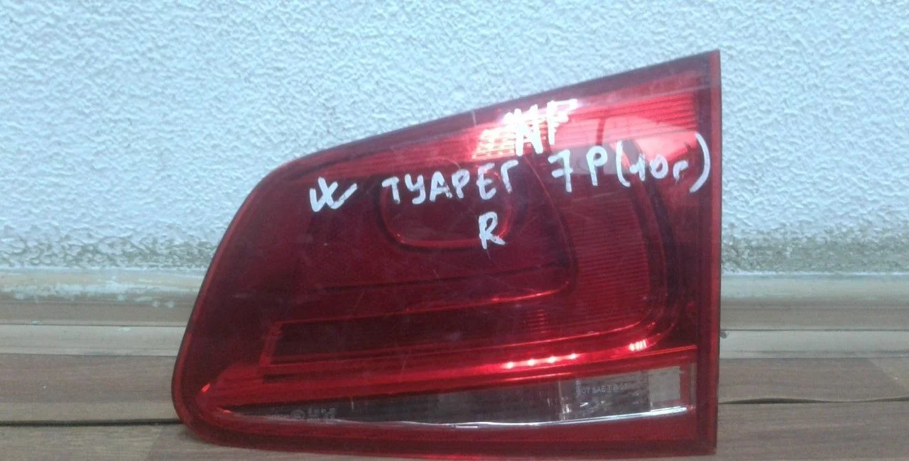 Фонарь правый внутренний Volkswagen Touareg NF oem 7p6945094c