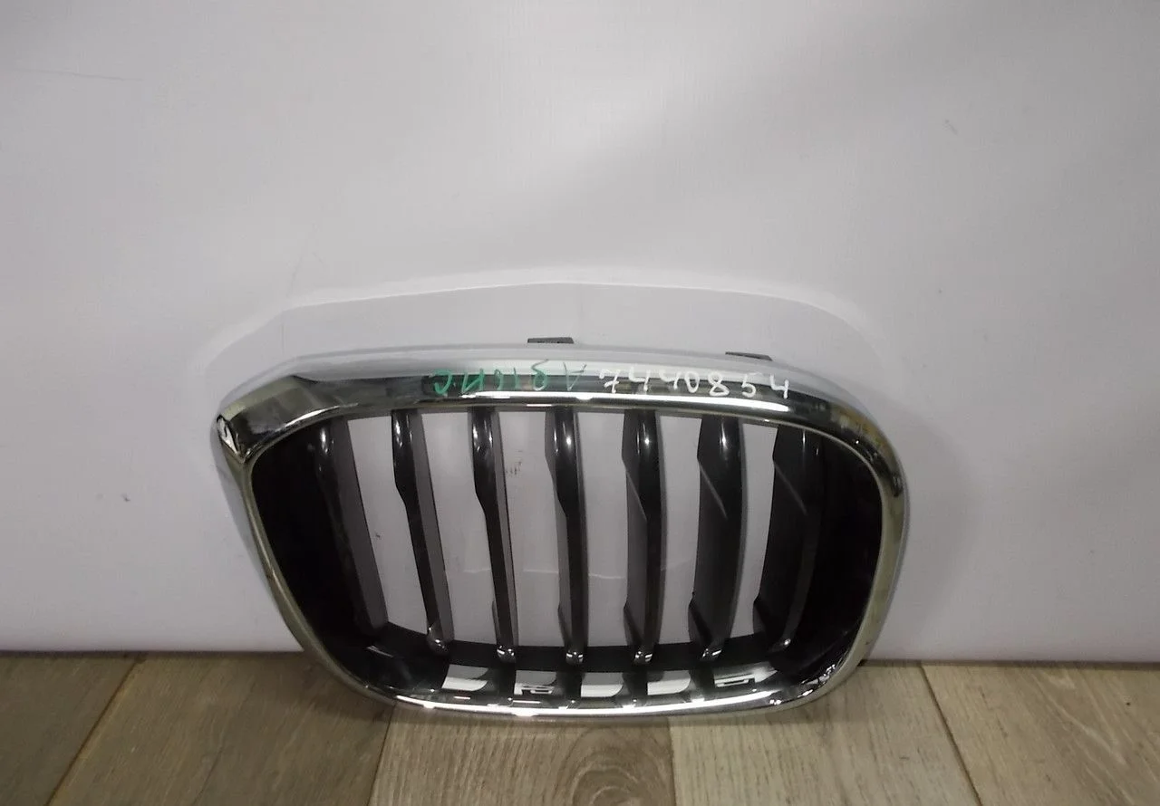 Решетка радиатора правая бу BMW X3 G01 OEM 51137440854
