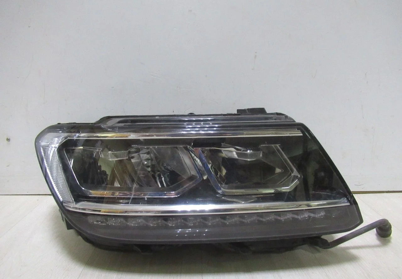 Фара правая (LED) Volkswagen Tiguan 2 oem 5NB941036B (слом.2крепл)