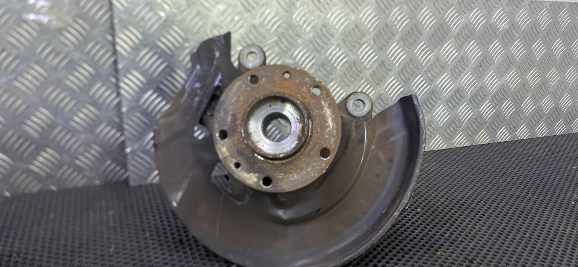 Кулак передний левый Nissan Juke F15 (2010 - 2014)