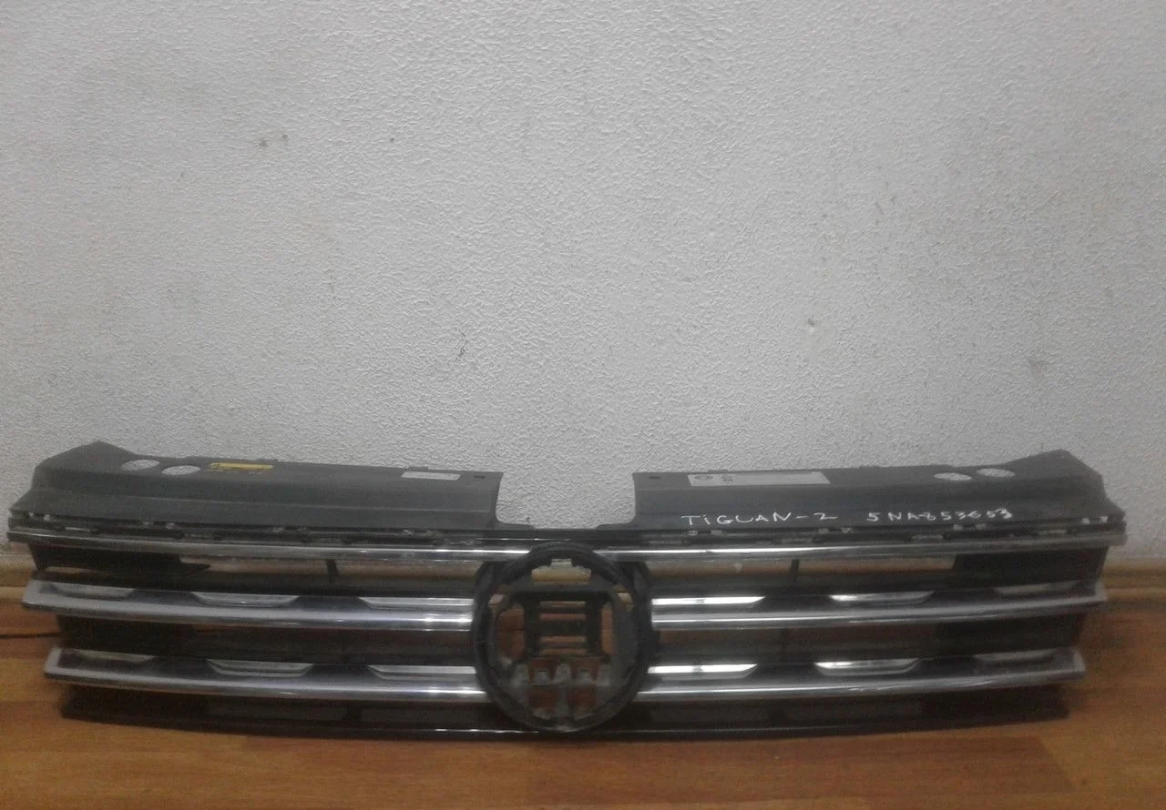 Решетка радиатора Volkswagen Tiguan 2 (17>) oem 5NA853653B (слом. угол)(трещины)
