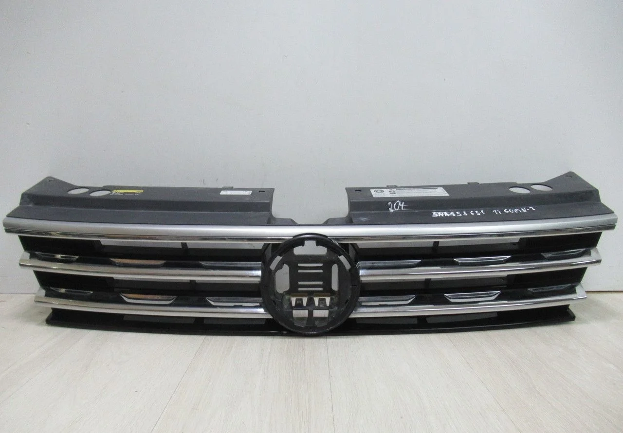 Решетка радиатора Volkswagen Tiguan 2 (16>) oem 5na853651b (мал.трещины)