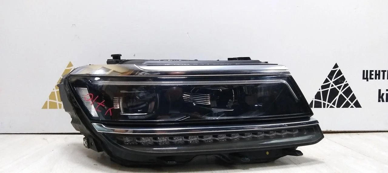 Фара правая LED Volkswagen Tiguan 2 16-20 oem 5NB941082A