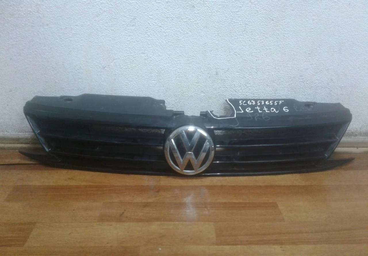 Решетка радиатора Volkswagen Jetta 6 oem 5C6853655F (слом.часть)