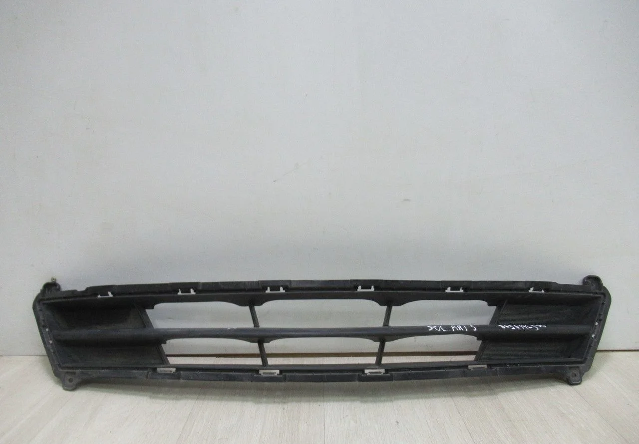 Решетка переднего бампера Hyundai Solaris рест oem 865614L500 (мал.трещины)