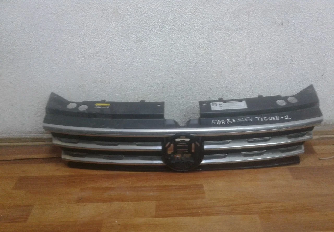 Решетка радиатора Volkswagen Tiguan 2 (17>) oem 5NA853653B