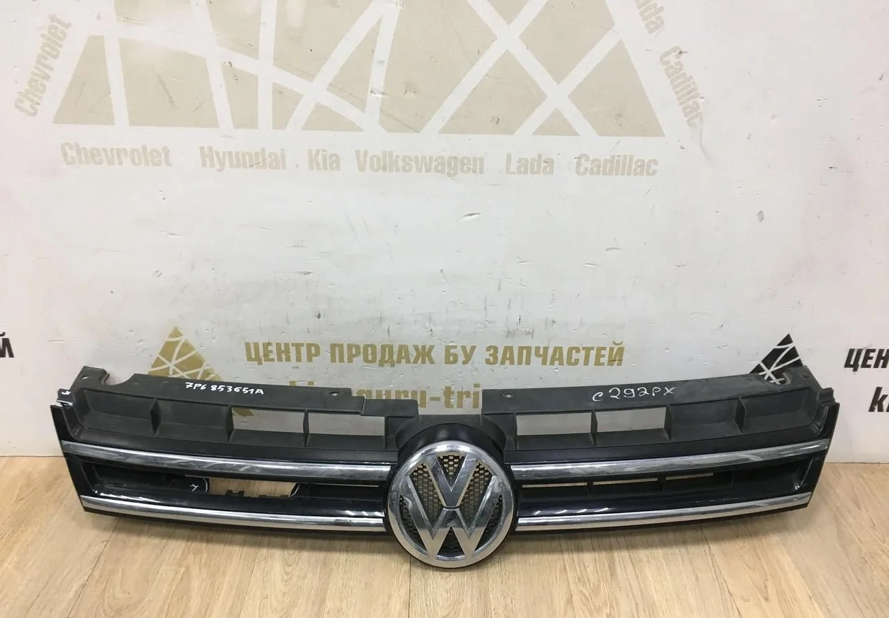 Решетка радиатора Volkswagen Touareg 2 NF до рестайлинг 2010-2014 oem 7P6853651A