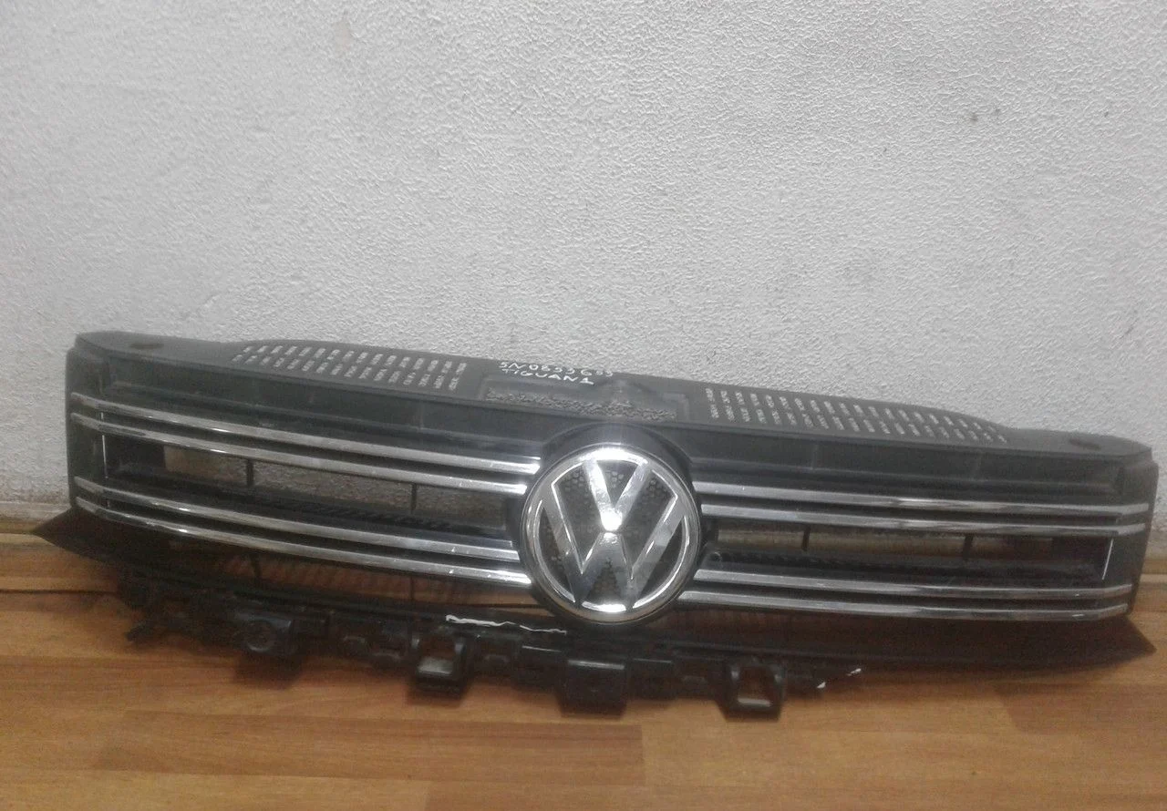Решетка радиатора Volkswagen Tiguan 1 рест oem 5N0853653E (трещины,слом.часть)