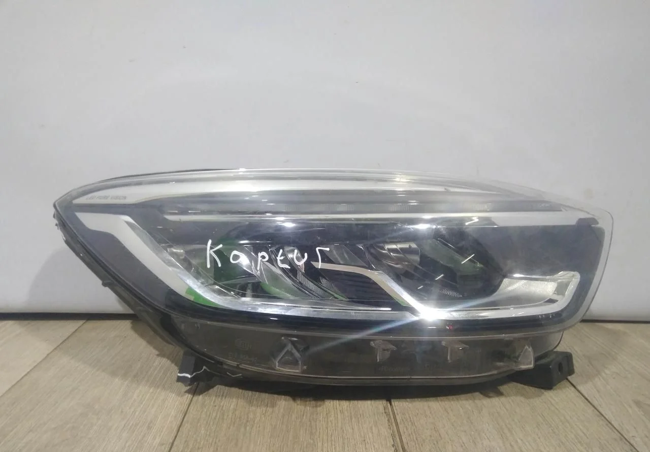 Фара ЛЭД LED правая бу Renault Kaptur OEM 260106736R
