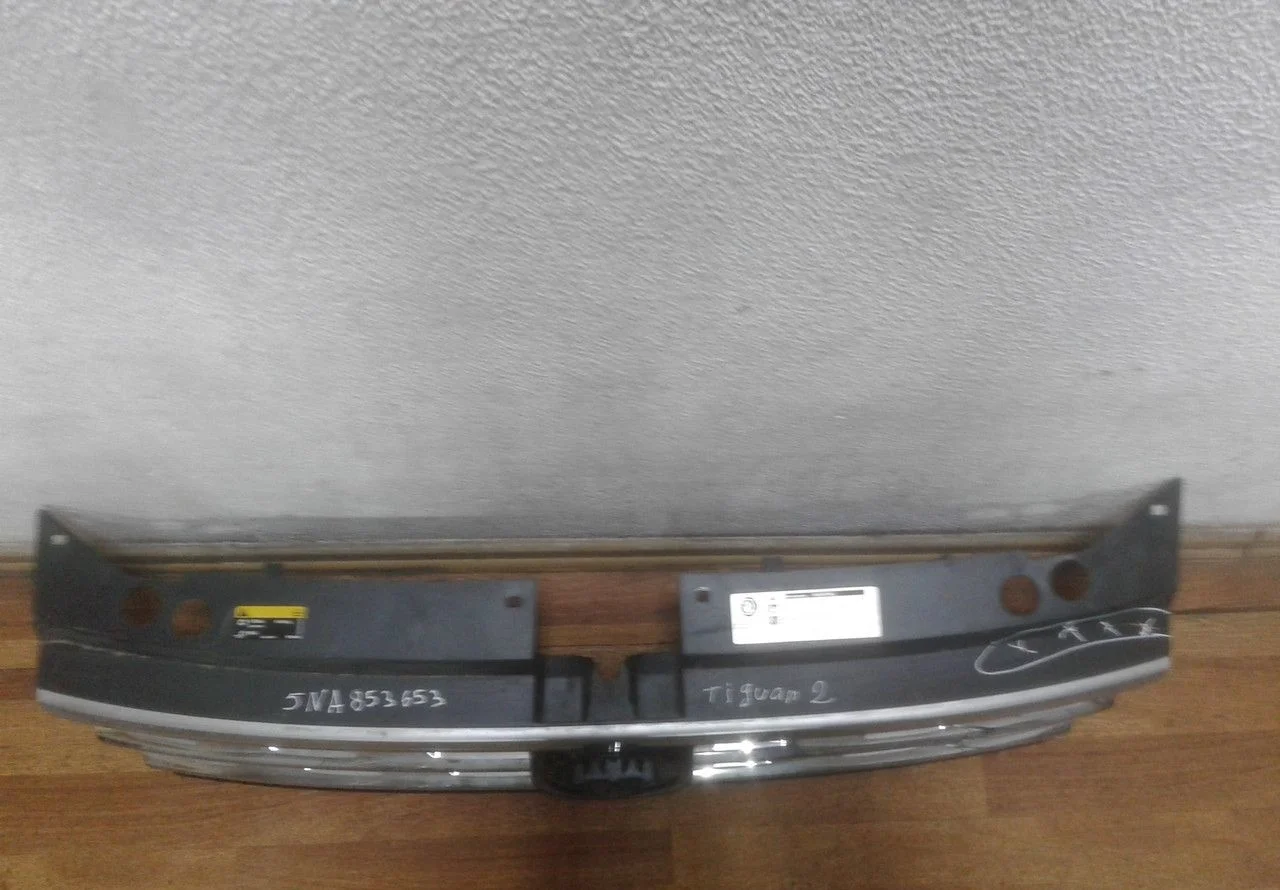 Решетка радиатора Volkswagen Tiguan 2 (17>) oem 5NA853653B (трещина)