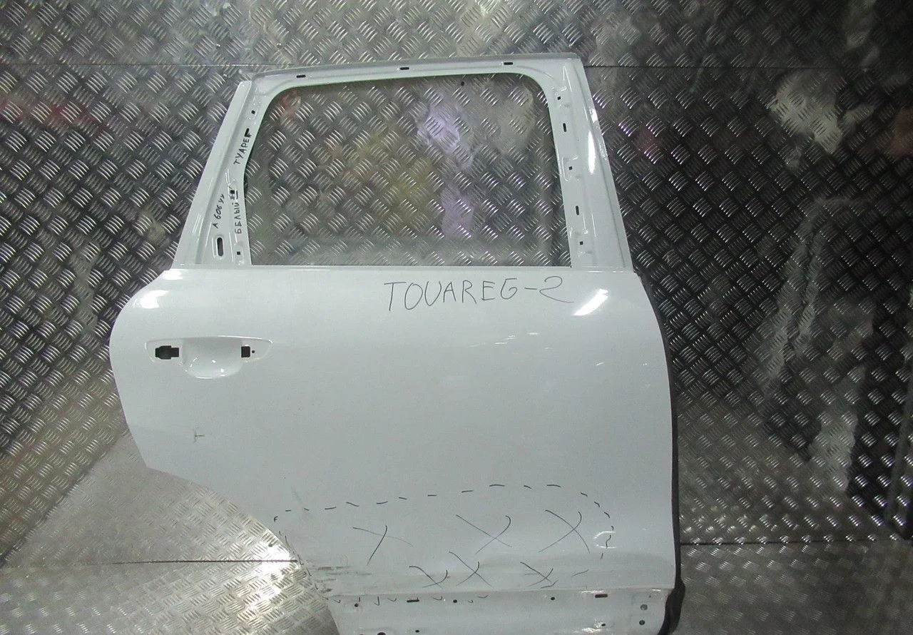 Дверь задняя правая Volkswagen Touareg NF Oem 7P0833056 (вмятины)