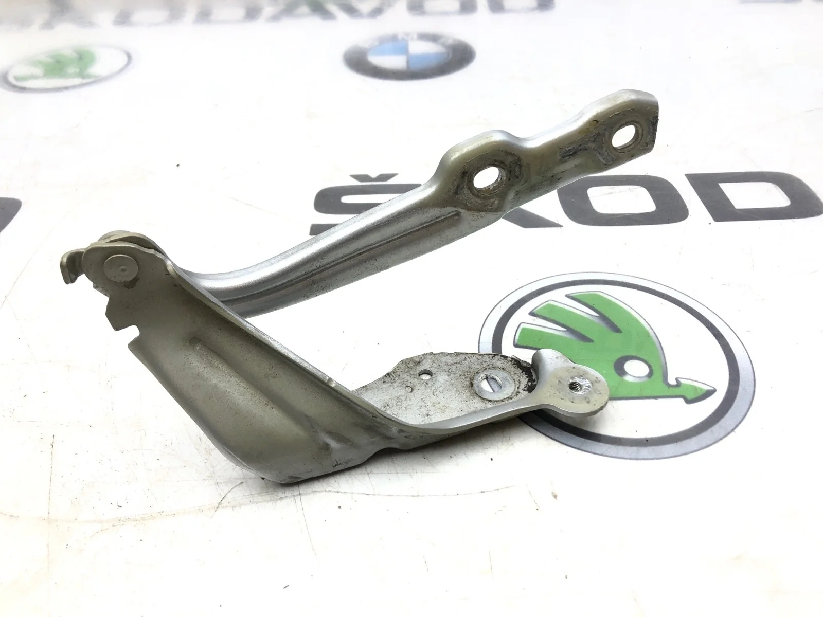 Петля капота Skoda Octavia 2016 5E0823302 A7 (5E) 1.8 CJSA, правая