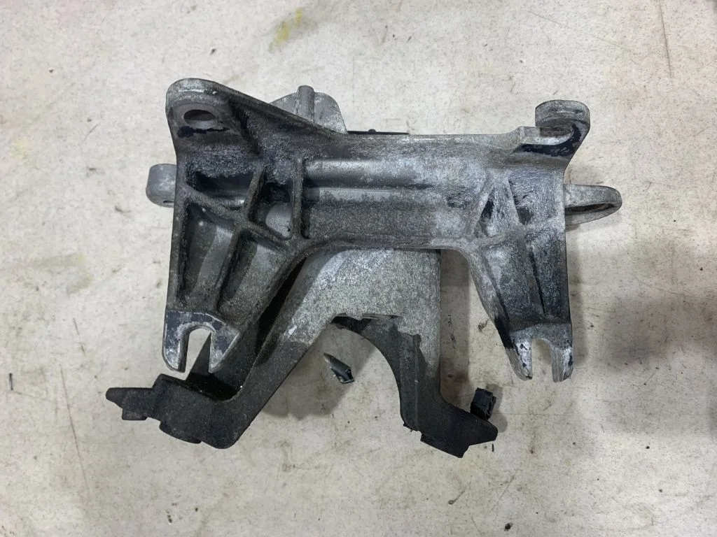 Опора двигателя лев Nissan Qashqai J11