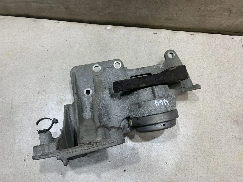 Опора левая Nissan Qashqai J10 R9M