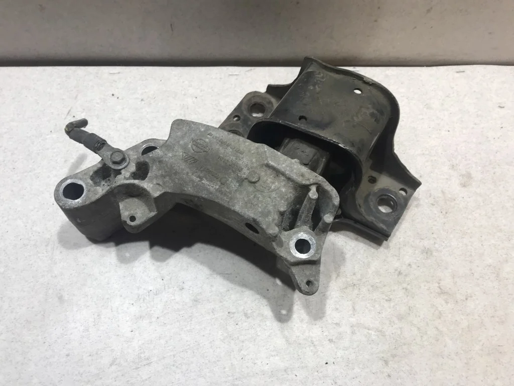 Опора двигателя Nissan Qashqai J10