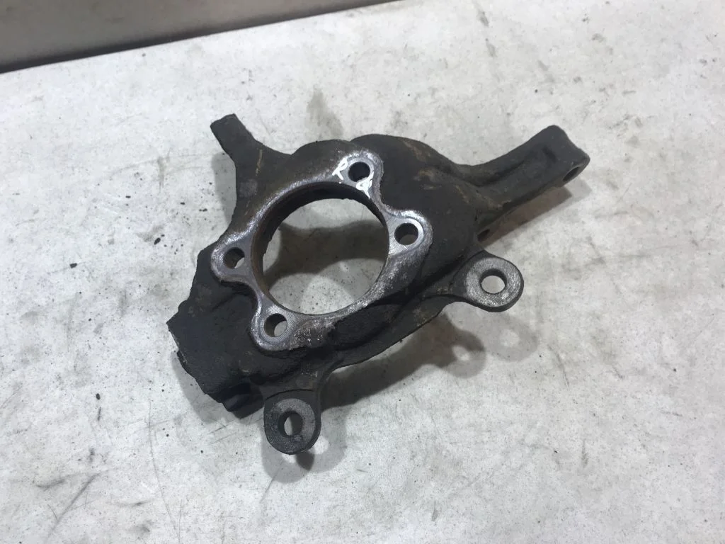 Кулак правый передний Nissan Qashqai J10 кашкай