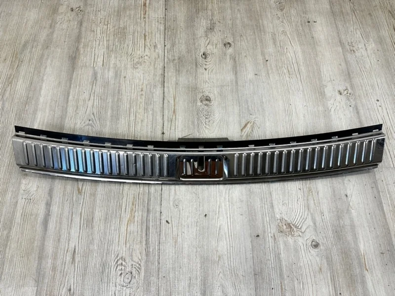 Накладка замок багажника VW Touareg NF 2013 7P