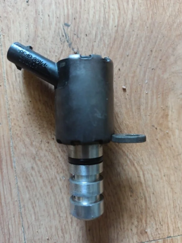 Клапан электромагнитный изменения фаз грм Audi A5 2009 8TCALF