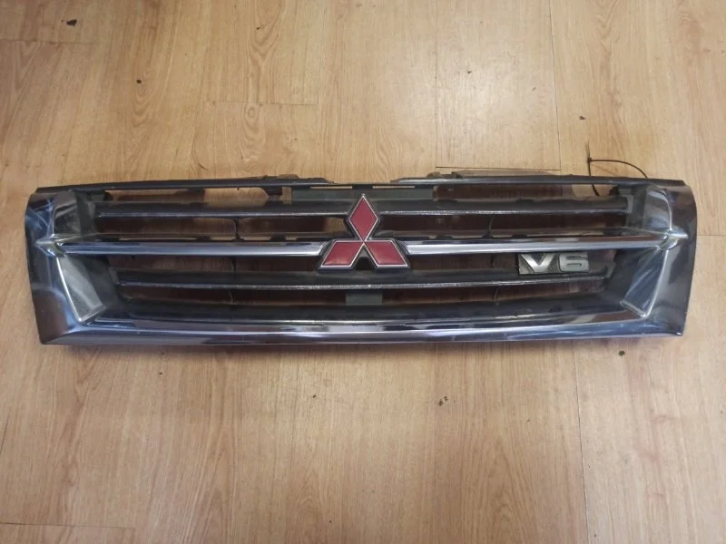 Решетка радиатора Mitsubishi Pajero 2002 V63W