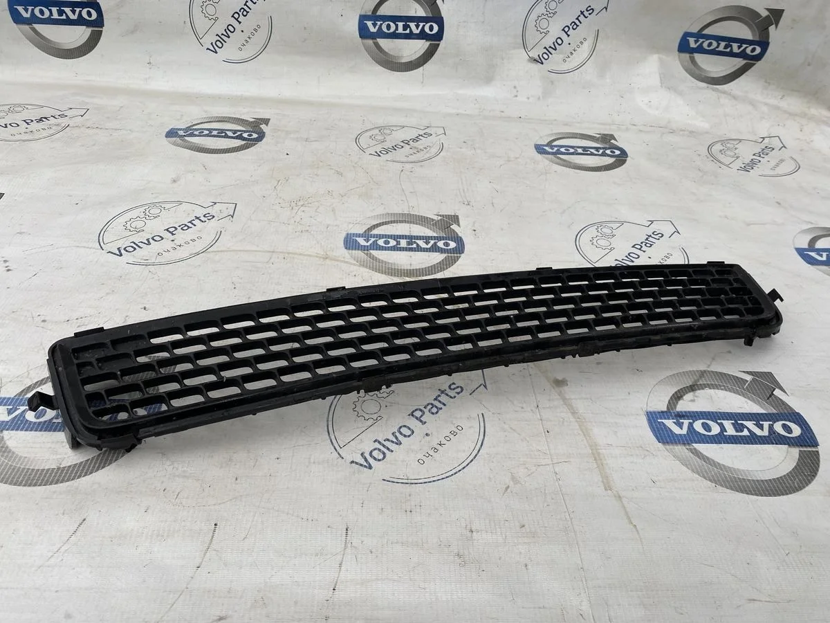 Решетка в бампер центральная Volvo V70 2007-2013 V70 III (2007—2013)