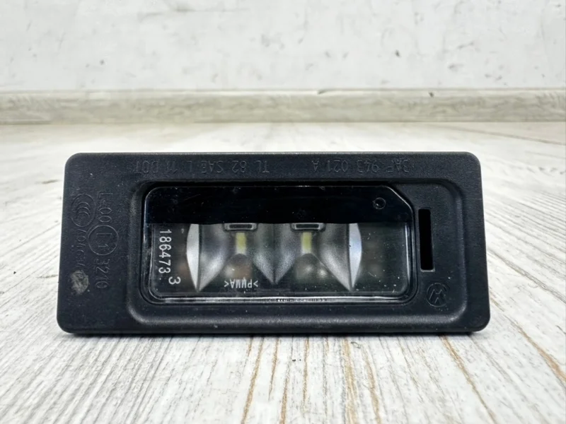 Фонарь подсветки номера VW Touareg NF 2013 7P