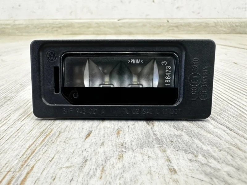 Фонарь подсветки номера VW Touareg NF 2013 7P