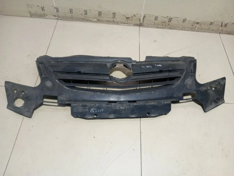 Решетка радиатора передняя Opel Corsa D