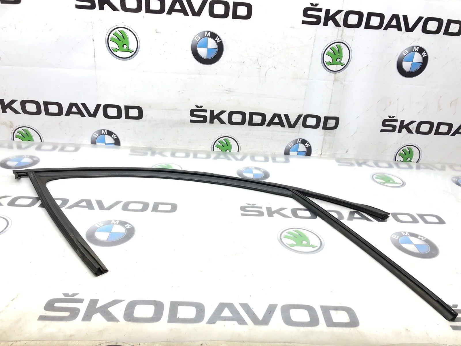Уплотнитель стекла Skoda Octavia 2016 5E0837432D5AP A7 (5E) 1.6 CXXB, передний правый