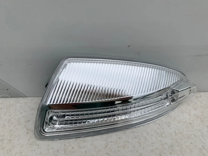 Повторитель зеркало левый Mercedes W204