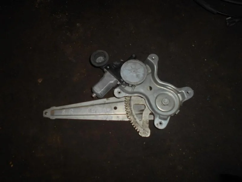 Стеклоподъемник электр. задний правый Toyota Camry V40 2006-2011 8572035140