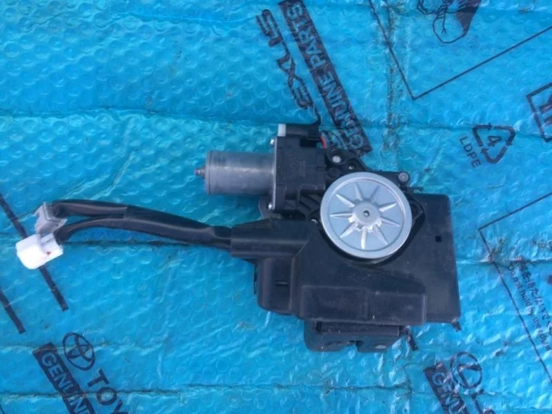 Замок двери багажника верхней Toyota Land Cruiser 200 2015 6935060191 4.5