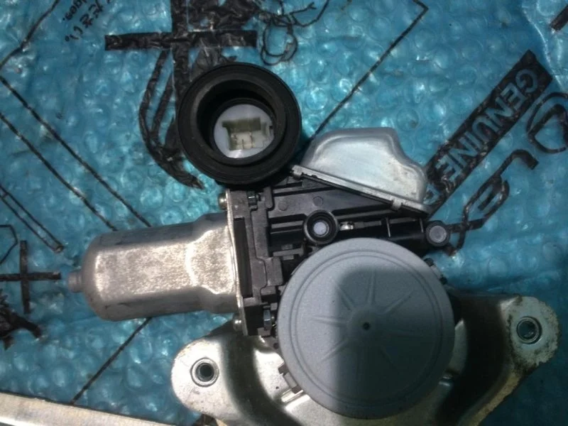 Моторчик стеклоподъемника задний правый Toyota Land Cruiser 200 2012 8572060161 4